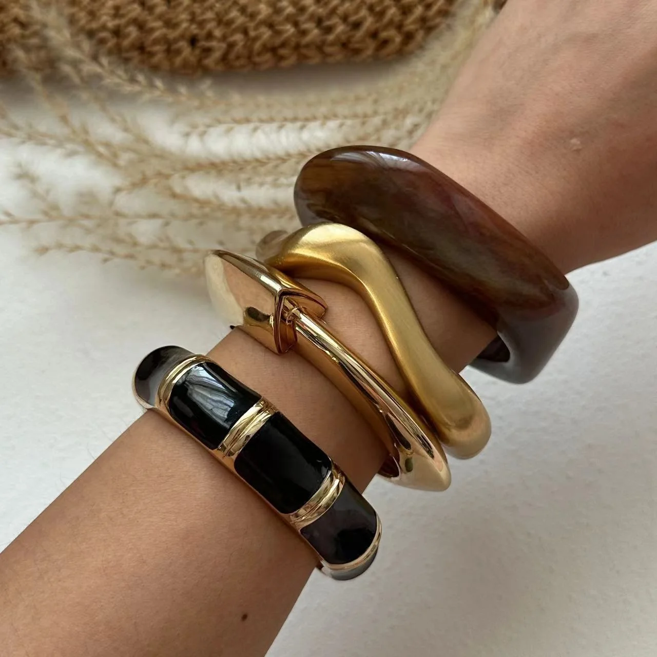br13-irregular-statement-fashion-bracelet-02 Irregular Shaped Bracelet - Image 1