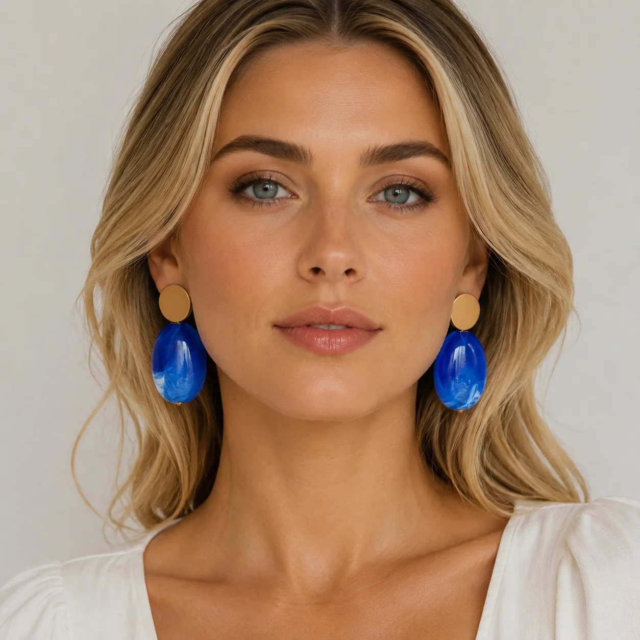 er21-blue-gradient-enamel-acrylic-stud-earrings-02 Blue-Tone Drip Enamel Earrings - Image 1